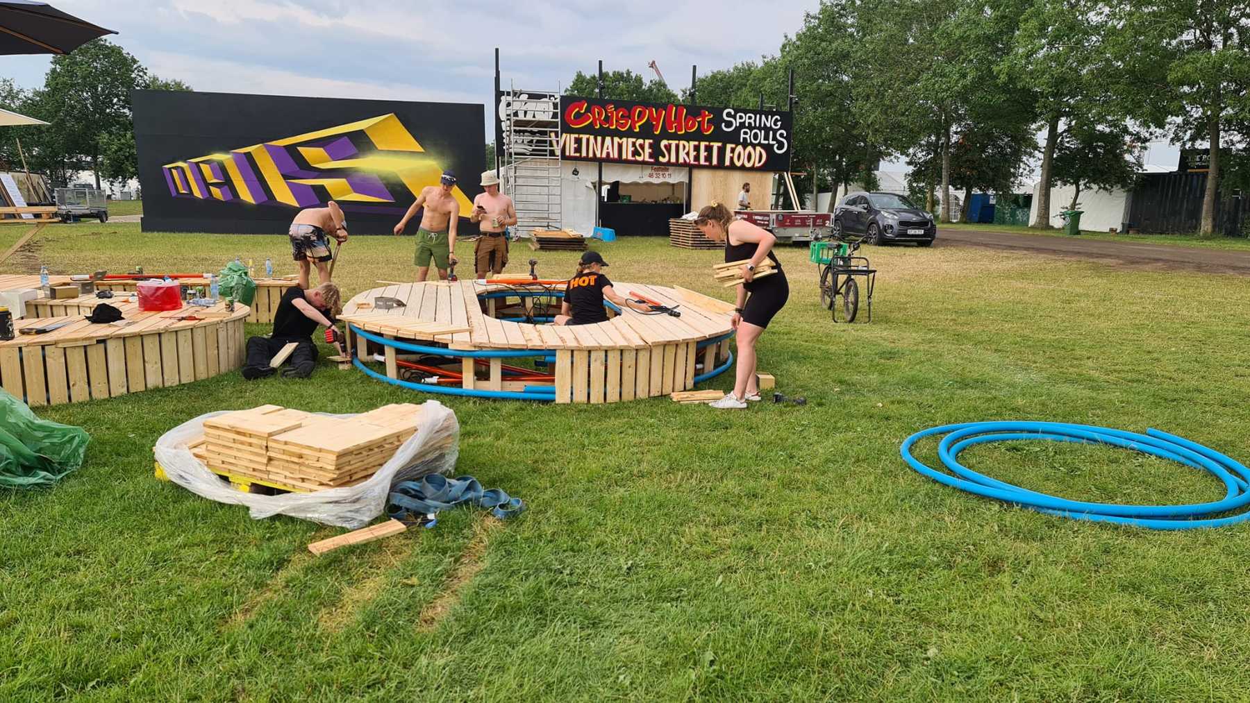 Hvad betyder “på grus” og “på græs”?