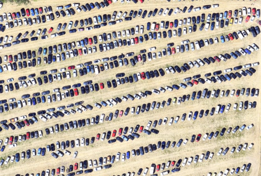 Må man køre i bil ind til basen når vi er græs?